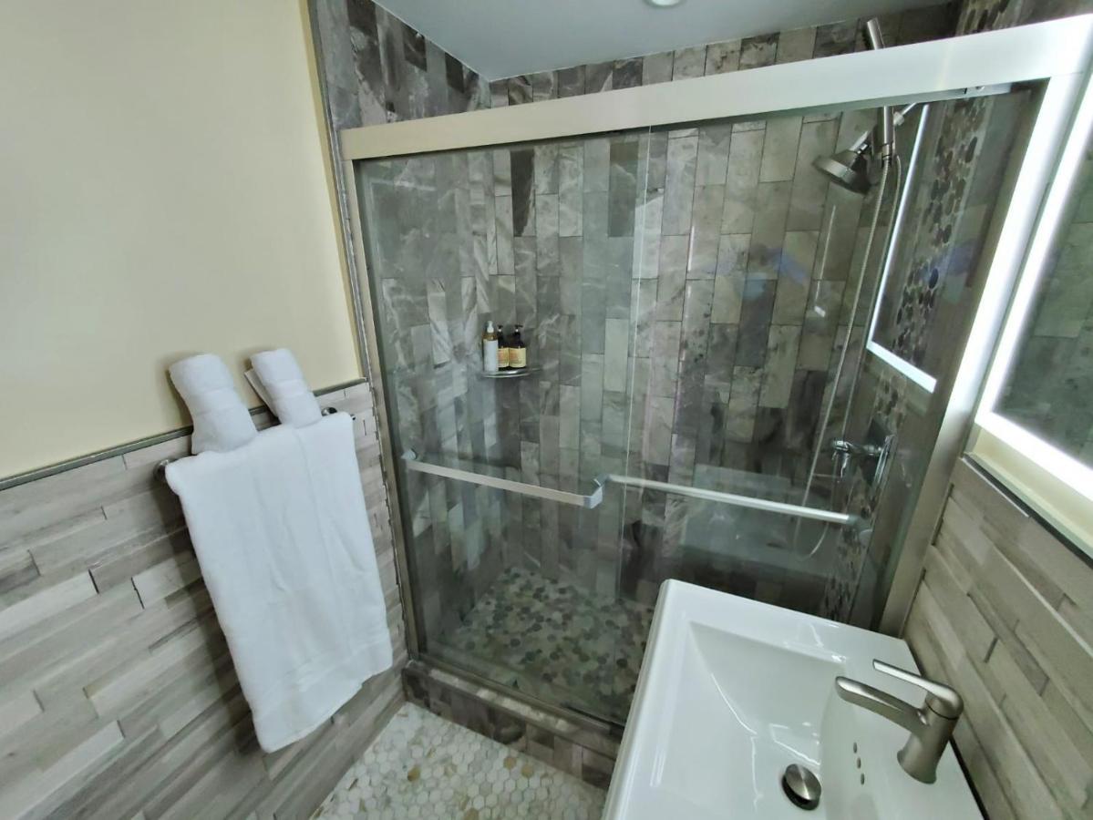 Апартаменты Just Renovated 3 Br/2Bath/ Parking+ Downtown View Атланта Экстерьер фото