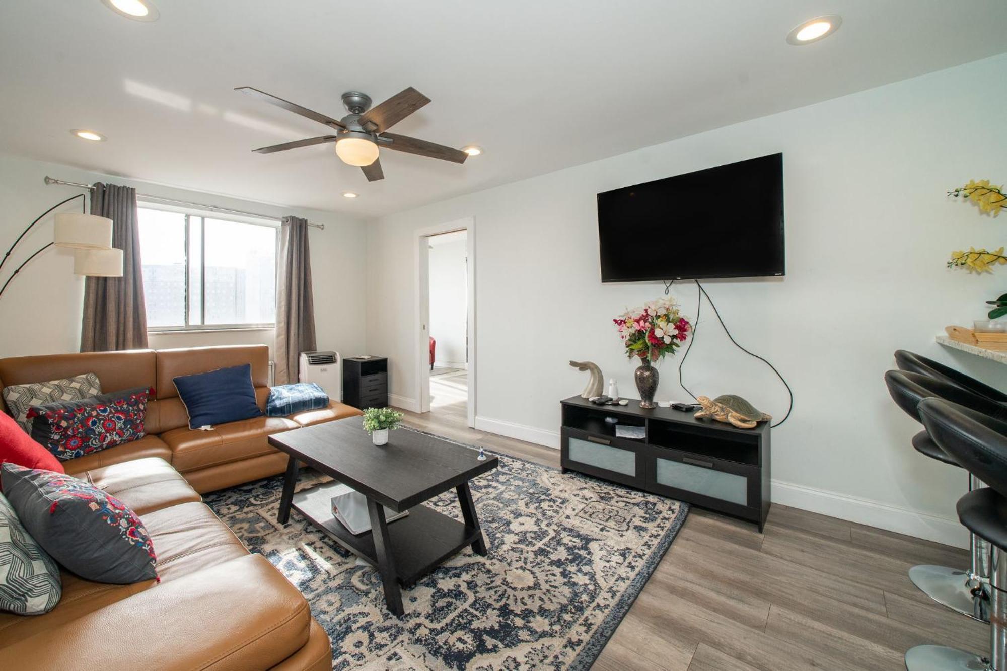 Апартаменты Just Renovated 3 Br/2Bath/ Parking+ Downtown View Атланта Экстерьер фото
