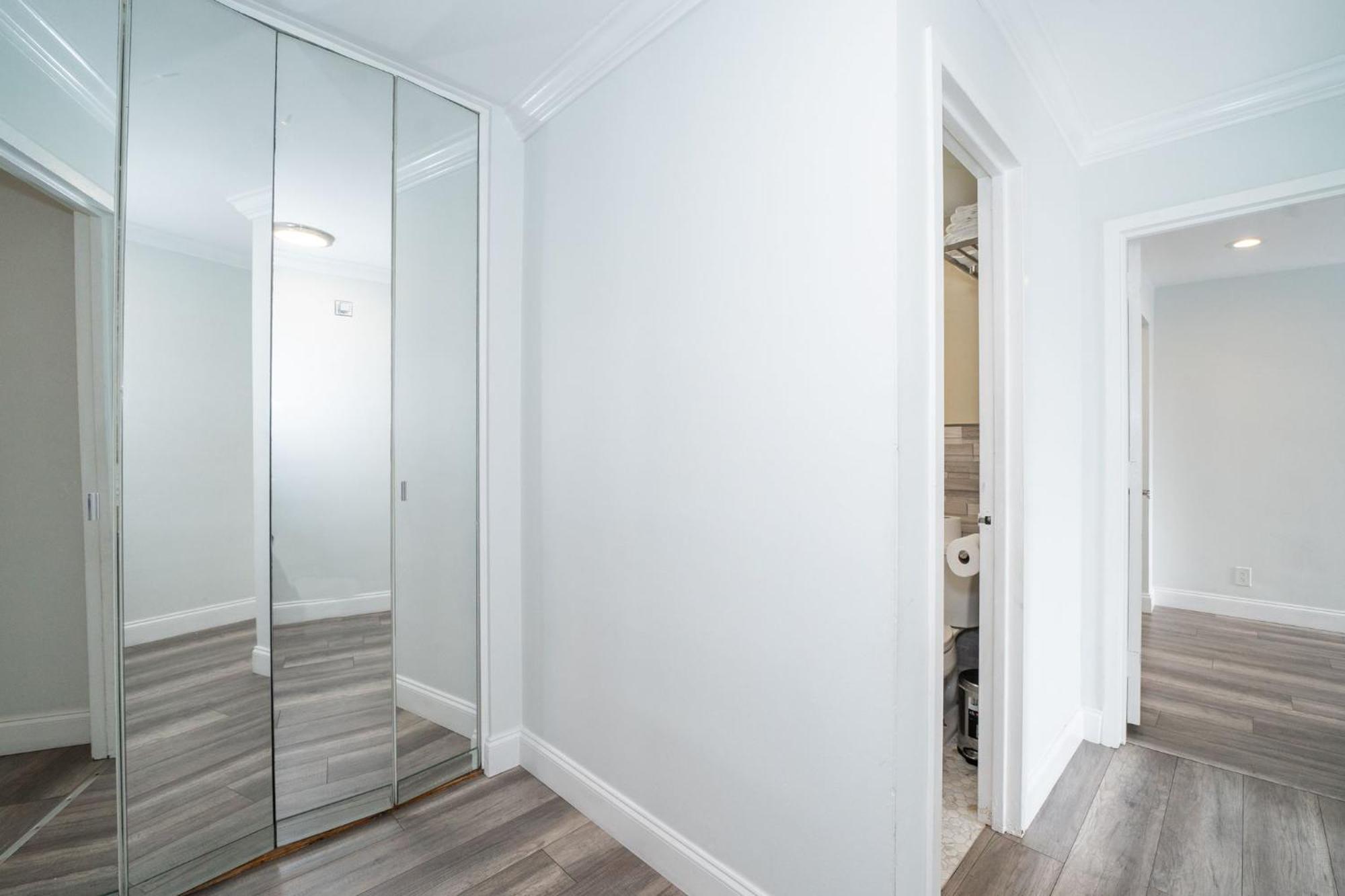 Апартаменты Just Renovated 3 Br/2Bath/ Parking+ Downtown View Атланта Экстерьер фото