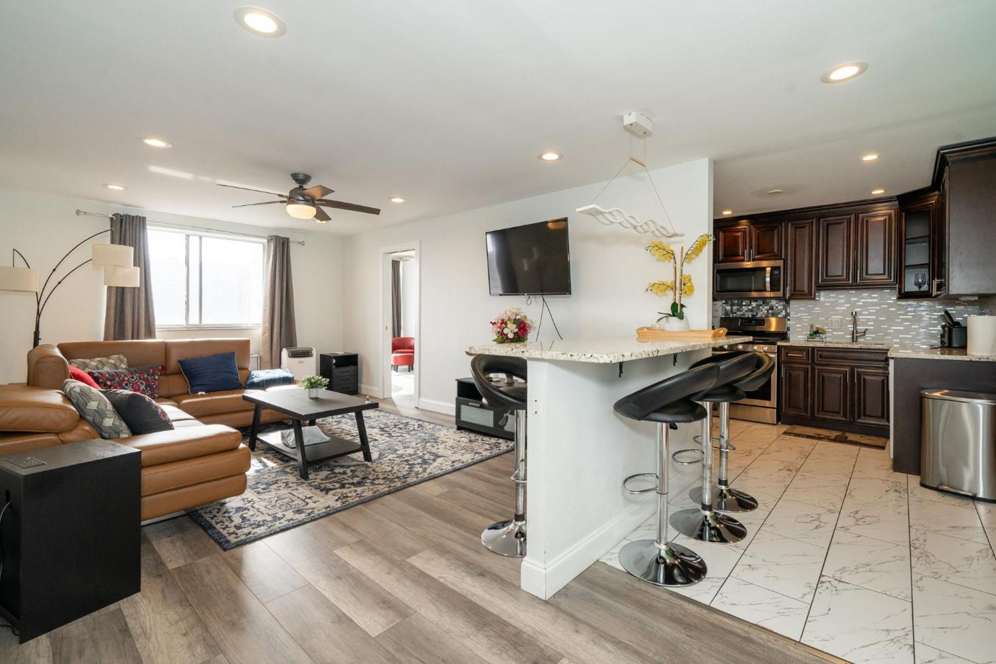 Апартаменты Just Renovated 3 Br/2Bath/ Parking+ Downtown View Атланта Экстерьер фото